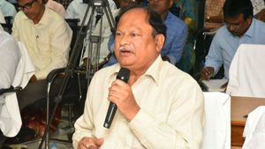 పార్టీ మార్పుపై కరణం బలరాం క్లారిటీ ... వైసీపీకే కాదు..  టీడీపీ నేతలకు షాక్