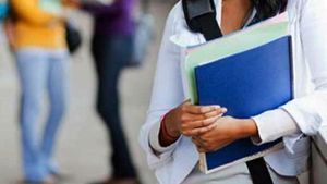 Women Lecturer: డయల్ 100పై నమ్మకం లేదు: గన్ లైసెన్స్ ఇవ్వండి: మహిళా లెక్చరర్ విజ్ఞప్తి