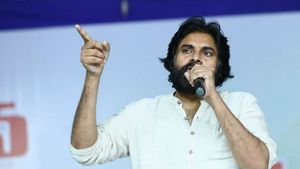 ఒక్క దానికే దిక్కు లేదు! మూడు రాజధానులా?: వైఎస్ జగన్‌పై పవన్ కళ్యాణ్ ఆగ్రహం