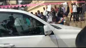 పవన్ కళ్యాణ్ ను అడ్డుకున్న పోలీసులు: కాన్వాయ్ దిగి కాలి నడకన ముందుకు: ఉద్రిక్తత..!