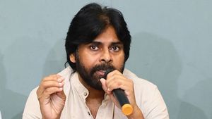 మూడు రాజధానుల ప్రకటనపై చిరు వ్యాఖ్యల ఎఫెక్ట్ ..రాజధాని రైతుల్లో పవన్ కు పెరిగిన క్రేజ్