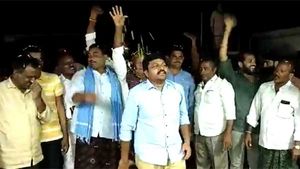 టీవీ9 యాంకర్ దీప్తిపై దాడి: జైలు నుంచి రైతులు విడుదల: ఘనస్వాగతం పలికిన టీడీపీ మాజీమంత్రి