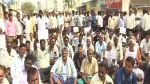 రహదారిపైనే బైఠాయింపు..వంటా వార్పూ: మంత్రుల వ్యాఖ్యలతో మహిళల కన్నీరు: అమరావతిలో ఆందోళన..!
