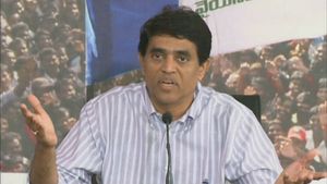 రాజధానిలో భూములు కొనుగోలు చేసింది ఎవరో తెలిపిన బుగ్గన...