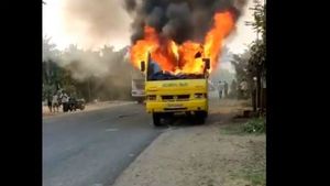 West Godavari: మంటల్లో స్కూల్ బస్సు.. ఆ సమయంలో 25 మంది విద్యార్థులు.. !