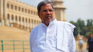 పౌరసత్వ చట్టం ఎఫెక్ట్, కర్ఫ్యూకు బ్రేక్, మాజీ సీఎం సిద్దూకు నో ఎంట్రీ, బెంగళూరులో !
