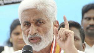 రాజధాని రైతులకు విజయసాయి సలహా: ఆయన్ను దూరం పెట్టండి అంటూ