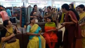 Vijayawada: విజయవాడలో విజయమ్మ, భారతి షాపింగ్: సింప్లిసిటీకి కేరాఫ్ అంటూ.. !