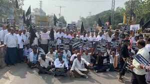 రాజధాని గ్రామాల్లో ఉద్రిక్తత.:.రోడ్డుకు అడ్డంగా రైతులు: పోలీసులు వర్సెస్ గ్రామస్థులు..!
