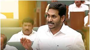 ఉద్యోగుల్లో సీఎం ప్రకటన టెన్షన్: విశాఖకు మారక తప్పదా..: నాటి ఇక్కట్లు గుర్తు చేసుకుంటూ..!