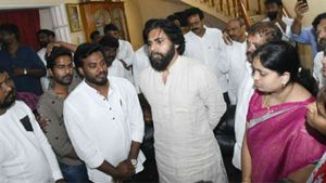 కాకినాడలో ఉద్రిక్తత: నానాజీ ఇంటికి పవన్ కళ్యాణ్, బాధితులకు పరామర్శ