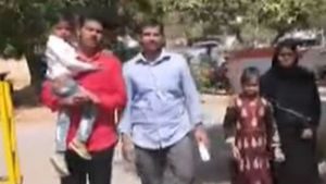 ‘విక్రమార్కుడు’ సీన్: అందరూ చూస్తుండగా వివాహితను ఎత్తుకెళ్లిన రౌడీషీటర్, ఎస్పీకి భర్త ఫిర్యాదు