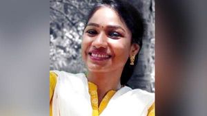 చెన్నై ఎయిర్ ఇండియా డింపుల్ కిడ్నాప్, ఫ్రెండ్ కింగ్ పిన్, మేనేజర్ కు రూ. 26 లక్షలు, ఏం జరిగిందంటే?!