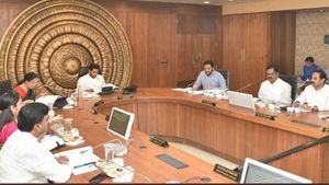 సీఎం మా వద్దే ఉండాలి..కేబినెట్ లో మంత్రుల భిన్నవాదన: అమరావతిపైనా..: జగన్ జోక్యంతో..!