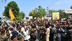 డీఎస్పీ కాలర్ పట్టుకున్న టీడీపీ నేతలు.. బాహాబాహీ ..గుంటూరులో ఉద్రిక్తత