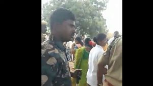 పోలేరమ్మకు నైవేద్యం సమర్పించడానికి వెళ్తుండగా: మందడంలో మహిళల అరెస్టు: చుట్టూ ఫెన్సింగ్:.!