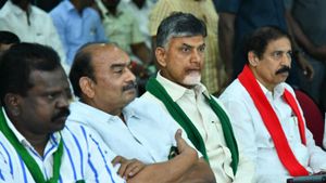 అణిచివేయాలని చూస్తే..రెచ్చిపోతారు: సీఎం పిరికివాడు: చంద్రబాబు ఫైర్..!