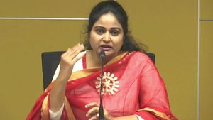 పాలన అంటే పక్క రాష్ట్రం నుంచి సలహాలు తీసుకోవడంకాదు.. ఏపీ సీఎం జగన్ పై దివ్యవాణి ఫైర్