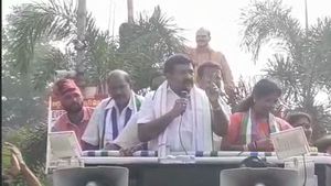 ద్వారంపూడి వ్యాఖ్యలపై ఫైర్..అంబేద్కర్ విగ్రహానికి వినతి పత్రం ఇచ్చిన ఏలూరు జనసేన నేతలు