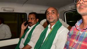  గిచ్చటం, లాఠీ చార్జ్ చెయ్యటం ..15 గంటలు తిప్పటం... పోలీసుల తీరుపై మండిపడిన గల్లా 