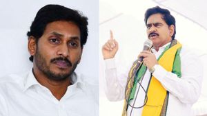 క్యాపిటల్ వార్ ..  జగన్ ను హెచ్చరించిన దేవినేని ఉమ.. నిరసన దీక్ష విరమణ.. 