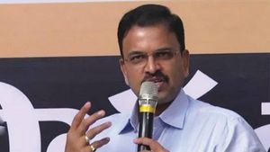 సీఎం జగన్ కు మాజీ జేడీ లక్ష్మీనారాయణ మద్దతు - మంత్రికి ఫోన్ చేసి మరీ..!!