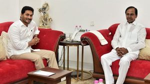 జగన్ కు కేసీఆర్ కీలక సూచనలు: మూడు రాజధానులపైనా ఇలా: గెలుపే పరిష్కారం...!