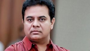 మంత్రి కేటీఆర్ వాహనాన్ని ఆపిన ట్రాఫిక్ కానిస్టేబుల్.. ఏం జరిగిందంటే 