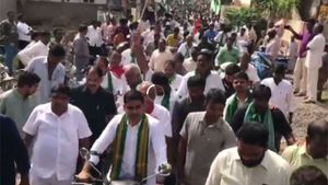 లోకేష్ బైక్ పై ర్యాలీలో సీపీఐ నారాయణ...జగన్ పై ఫైర్ .. 31వ రోజుకు చేరిన క్యాపిటల్ వార్  