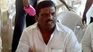 ఎమ్మెల్యే కుమారుడి హల్‌చల్: మాముళ్లు ఇవ్వాలని చిరు వ్యాపారులపై వీరంగం, మత్తులో జోగి..