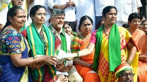 అమరావతి రైతులతో భువనేశ్వరి: చేతి గాజు విరాళంగా ఇచ్చి, అండగా ఉంటామని భరోసా 