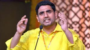 పోలీసులపై లోకేశ్ ఫైర్: మహిళలపై బూటుతో తన్నడమేంటీ..? డీజీపీ ఫ్యామిలీతో ఇలాగే వ్యవహరిస్తారా...?