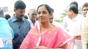 క్యాపిటల్ వార్..పాలకొల్లులో టీడీపీ ప్రజా బ్యాలెట్..అమరావతికి మద్దతుగా ముగ్గులేసిన పరిటాల సునీత