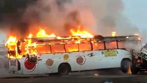 Srikakulam: మంటల్లో చిక్కుకున్న టూరిస్ట్ బస్సు: కట్టుబట్టలతో నడిరోడ్డుపై.. !