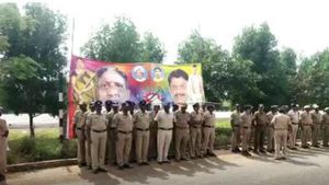 TDP: పోలీసుల దిగ్బంధంలో టీడీపీ కేంద్ర కార్యాలయం: మంగళగిరిలో ఉద్రిక్తత: బైక్ ర్యాలీ..!