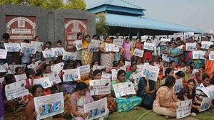 మందడంలో టెన్షన్..టెన్షన్: స్థానిక మహిళల అరెస్ట్..గాయాలు: పోలీసులతో ఘర్షణ..!