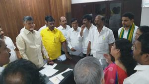  వైసీపీని నోరెత్తనీయొద్దు: ఎమ్మెల్సీలతో చంద్రబాబు భేటీ: అర్ధరాత్రి మంతనాలు: దిశా నిర్దేశం.. !