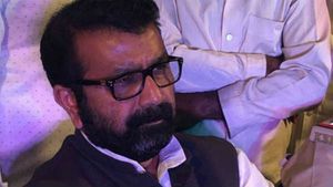 బెంగళూరులో కాంగ్రెస్ ఎమ్మెల్యే బిజీబిజీ, కుర్చీ పక్కనే పేలిపోయిన నాటు బాంబు ? హత్యాయత్నం, మహిళలకు ! 