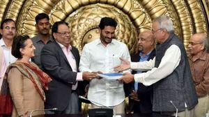 అమరావతి రైతుల ముందు కొత్త ప్రతిపాదనలు: జిల్లాల వారీ అభివృద్ధి: మరోసారి హైపవర్ కమిటీ భేటీ..! 