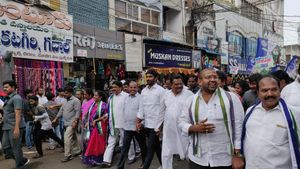 గ్రాఫిక్స్ బాబు..రియల్ ఎస్టేట్ బాబు: వైసీపీ కౌంటర్ అటాక్: రోడ్డెక్కిన ఎంపీ: విశాఖకు అనుకూలంగా..!