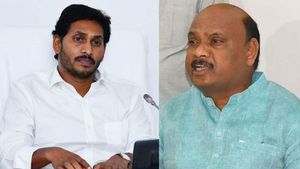తొడగొట్టి, మీసం మేలేసిన అయ్యన్నపాత్రుడు: దమ్ముంటే సీఎం జగన్ అని, పంచాయతీ ఎన్నికల్లో..