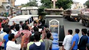 YSRCP: భగ్గుమన్న మాచర్ల: వైసీపీ కార్యకర్తల అర్ధనగ్న ప్రదర్శన..నారా లోకేష్ శిలాఫలకం ధ్వంసం..!