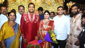 ఘనంగా పరిటాల రవి-సునీతల కుమారుడి వివాహ రిసెప్షన్, లోకేష్ హాజరు