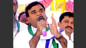 రాజీనామాకు సిద్ధం: జగన్‌తో చర్చిస్తానంటూ డిప్యూటీ సీఎం అంజాద్ బాషా, పవన్ కళ్యాణ్‌పై తీవ్ర విమర్శలు 