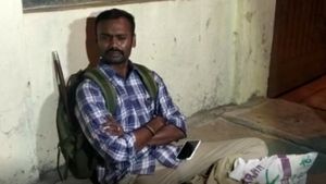 ఐపీఎస్ దంపతుల ప్రేమ పెళ్లి, విడాకులు, పాప కోసం భార్య ఇంటి ముందు వీధిలో అర్దరాత్రి ధర్నా!