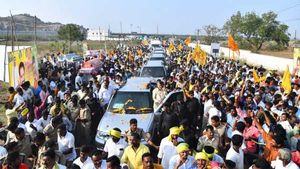 కుప్పంలో టెన్షన్... చంద్రబాబు ప్రజా చైతన్య యాత్రను అడ్డుకున్న వైసీపీ నేతలు
