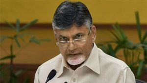 చంద్రబాబు సన్నిహితులే లక్ష్యంగా ఐటీ దాడులు: డాక్యుమెంట్లు, భారీగా గోల్డ్, రూ. 100వందకోట్లకుపైగా సీజ్