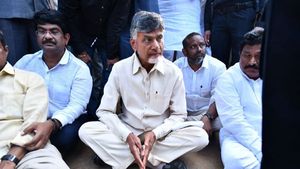 మళ్ళీ చంద్రబాబు విశాఖ టూర్: టీడీపీ,వైసీపీ వ్యూహ ప్రతివ్యూహాలతో వైజాగ్ లో హీట్ 