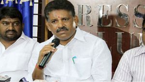 అందుకే నారావారిపల్లెలో వికేంద్రీకరణ సభ: చంద్రబాబుపై వైసీపీ నేతలు ఫైర్, పసుపు నీళ్లు చల్లిన టీడీపీ