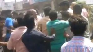 వీధిరౌడీల్లా రెచ్చిపోయిన సిక్కోలు విద్యార్థులు, పీఎస్‌కు కూతవేటు దూరంలో డిష్యూం.. డిష్యూం...